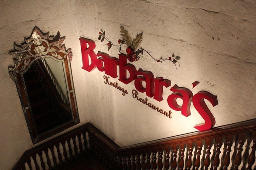 Segnaletica di un ristorante con decorazioni elaborate e uno specchio. 2