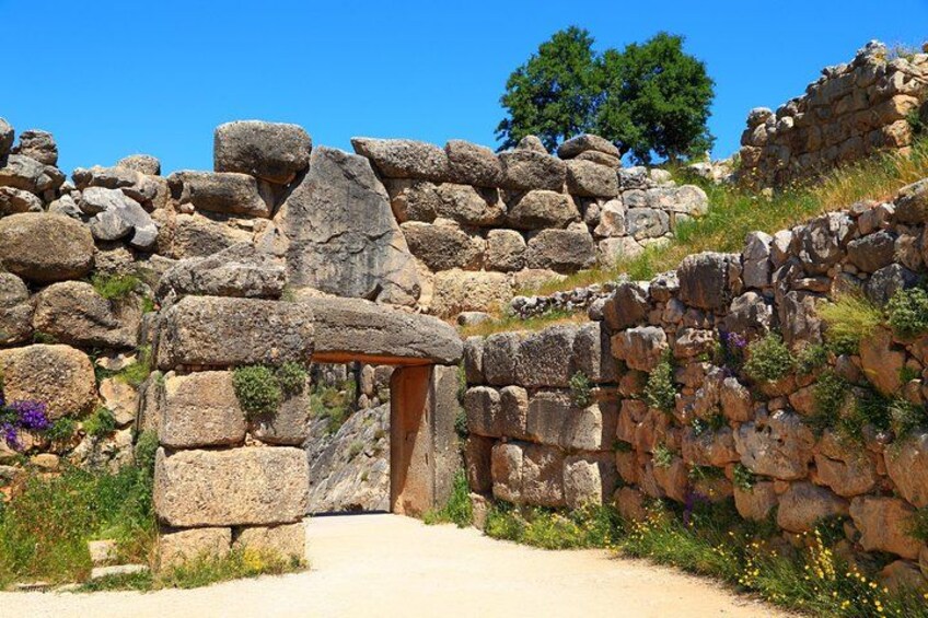 Un arco de piedra que atraviesa un paisaje rocoso bajo un cielo despejado. 1
