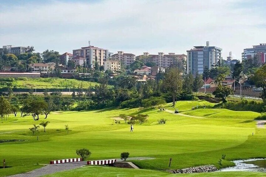 Ein Golfplatz mit einer Stadtlandschaft im Hintergrund. 5