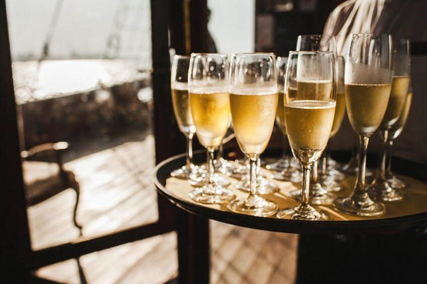 Ein Tablett mit mehreren Champagnergläsern auf einem Tisch. 3