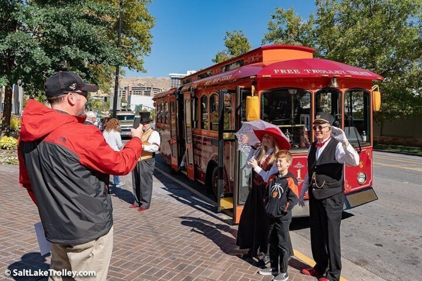 Have fun with our costumed performers on the Salt Lake Trolley—strike a pose for unique, share-worthy photos and make memories on the most entertaining sightseeing tour in Utah. 2