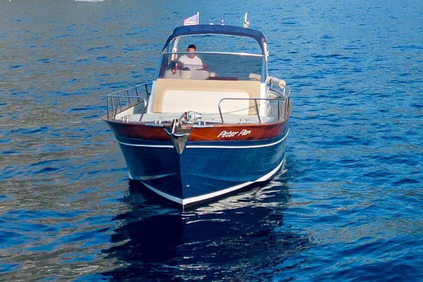 Un motorboat llamado 'Peter Pan' en aguas tranquilas. 5