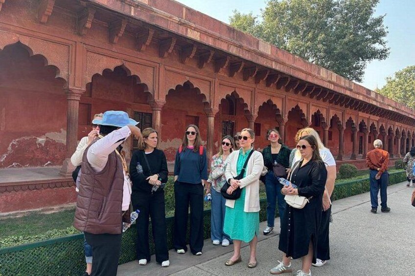 guide sharing info at gate of Taj Mahal 4