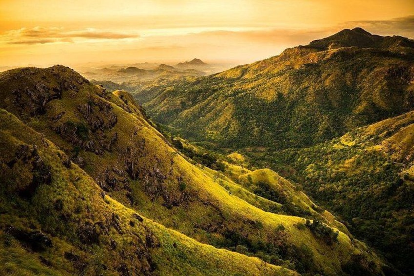Un paysage montagneux, avec des collines et des vallées aux contours doux. 2