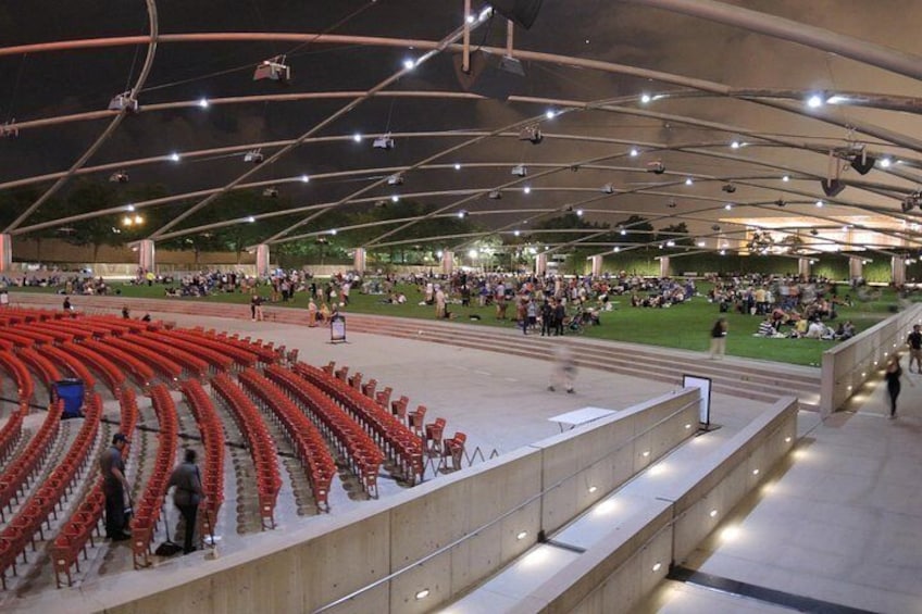 Explore Millennium Park on our Family Friendly Chicago Food & Bike Tour. Ride a Bicycle past iconic art and enjoy one of the best Kid-Friendly Things to do in Chicago. 3