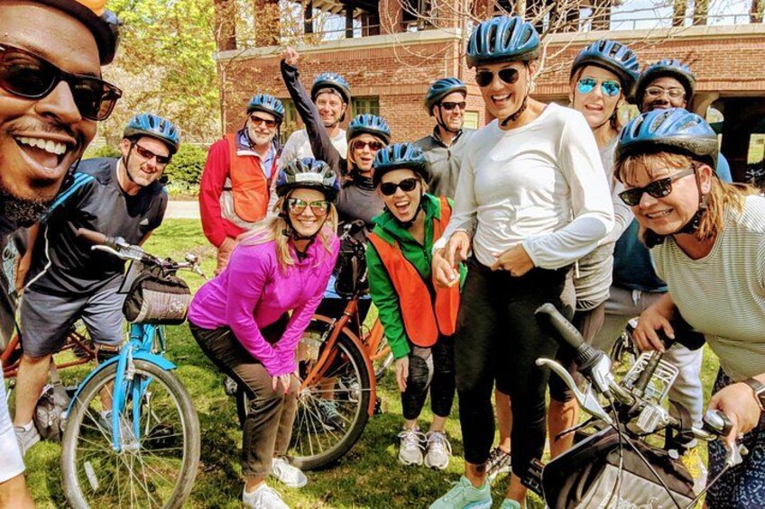 Un groupe de personnes à vélo, dont certaines portaient des casques, s’est rassemblé à l’extérieur. 5