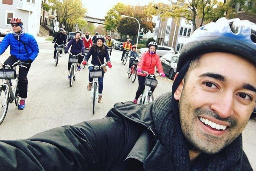 Un groupe de personnes fait du vélo dans la rue. 1