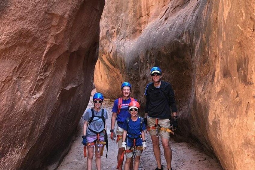 Un groupe de personnes se trouve dans un canyon aux parois rocheuses rouges. 3