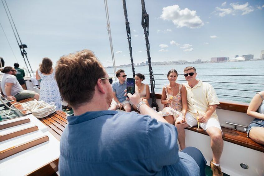 Mensen op een boot, met een stadsachtergrond op de achtergrond. 2