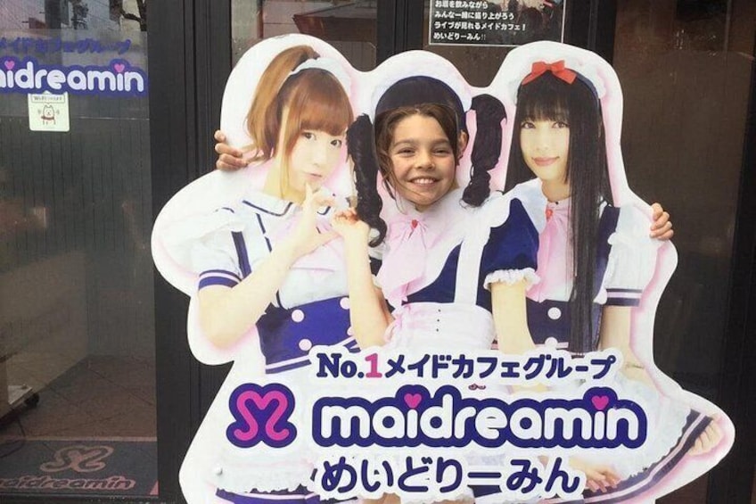 Un cartel con tres figuras con uniforme escolar, un símbolo de corazón y texto en japonés. 4