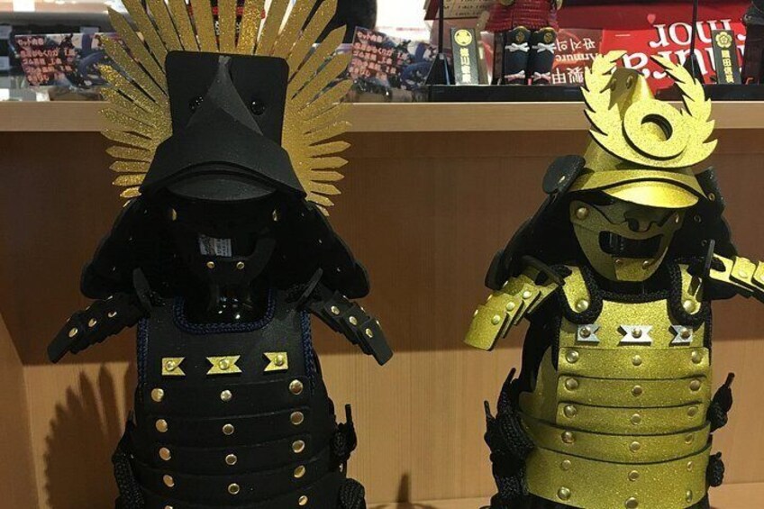 Dos exhibiciones de armaduras samurái con detalles dorados y colores base negros. 5