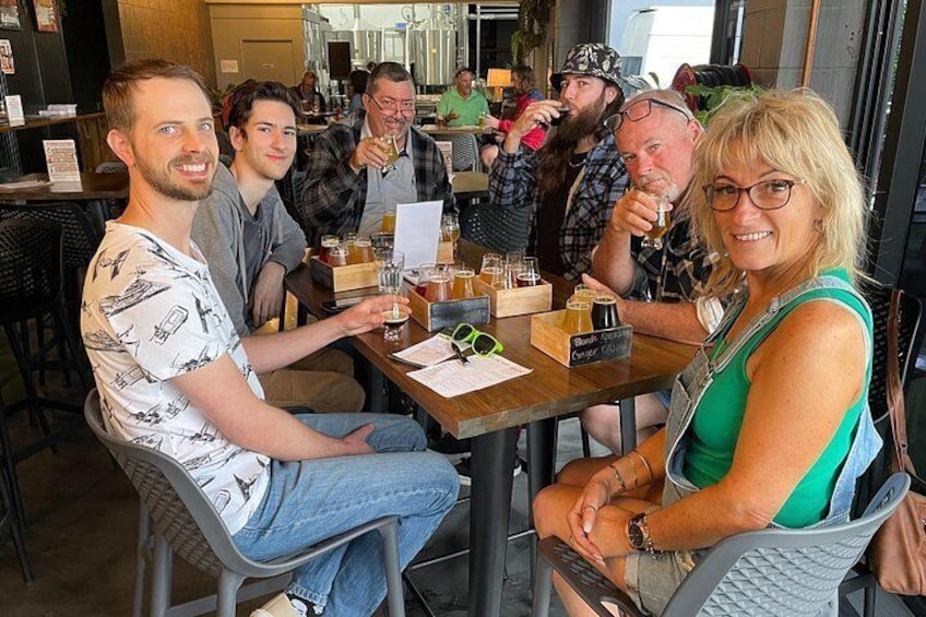 Un groupe de personnes est assis à une table dans un restaurant. 1