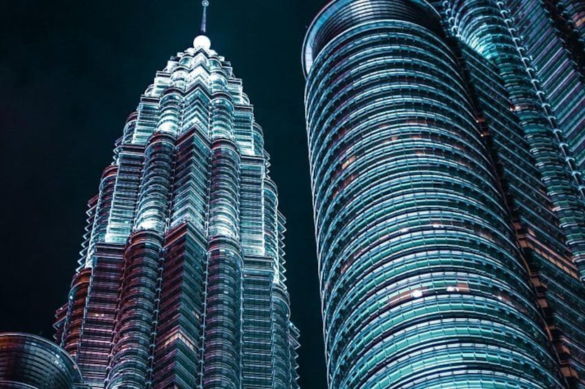De Petronas Twin Towers, herkenbaar aan hun bijzondere architectuur en verlichting. 1