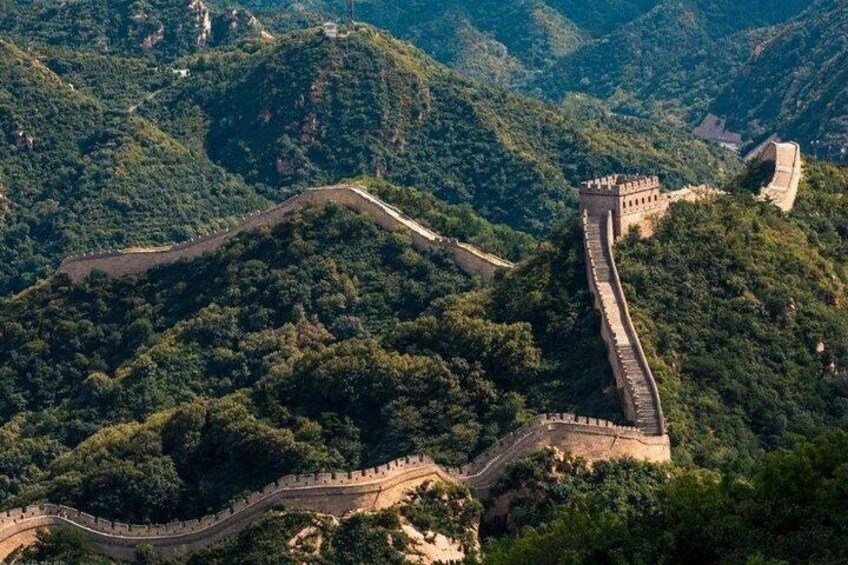 La Gran Muralla China serpenteando a través de un paisaje montañoso. 2