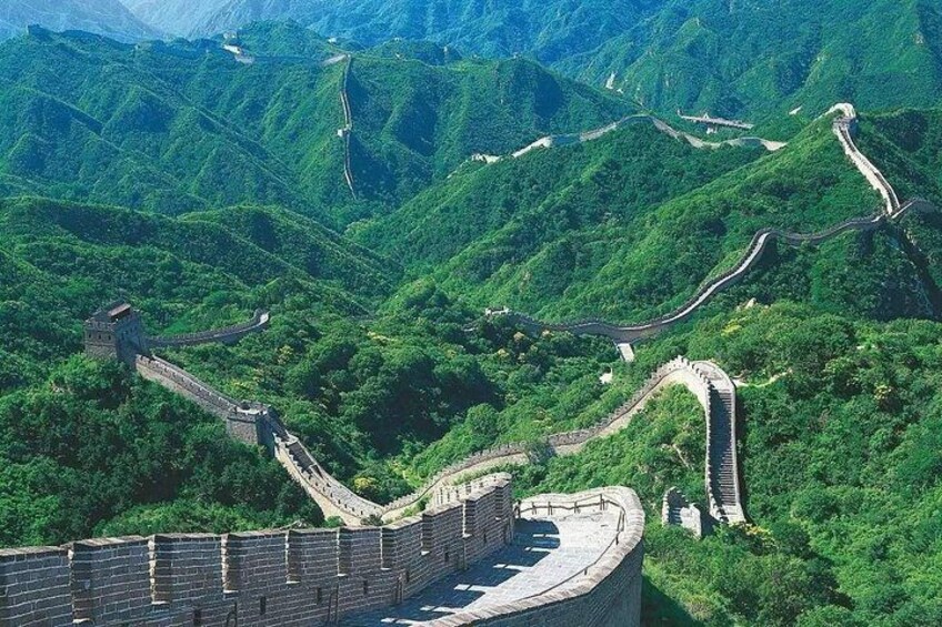 La Gran Muralla China serpenteando entre montañas verdes y exuberantes. 3