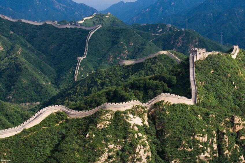 La Gran Muralla China serpenteando a través de terreno montañoso. 1