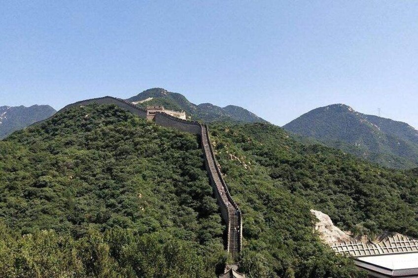 Una carretera larga y sinuosa atraviesa una zona montañosa con vegetación densa. 5