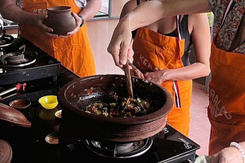 Une personne qui cuisine avec une grande marmite sur une cuisinière. 4