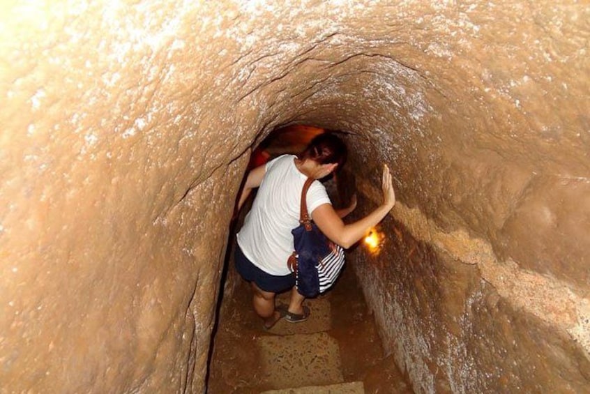 Eine Person in einer Höhle mit einer Taschenlampe. 1
