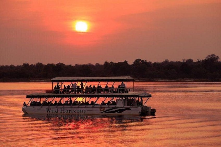 Un barco llamado 'Wild Horizons' sobre un cuerpo de agua durante el atardecer. 1