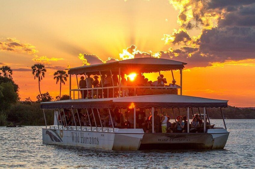 Un bote con gente a bordo al atardecer. 4