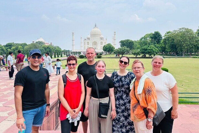 Un grupo de personas frente al Taj Mahal. 1