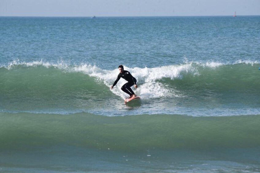 Una persona surfeando una ola en el océano. 1