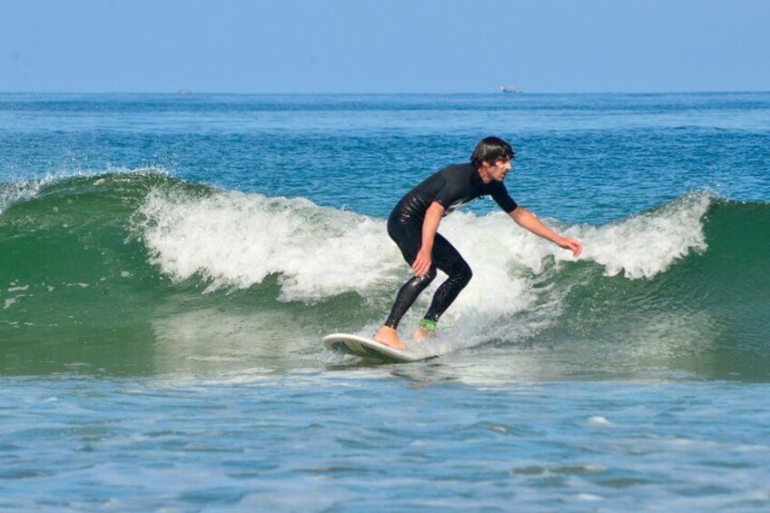 Una persona surfeando una ola en el océano. 1