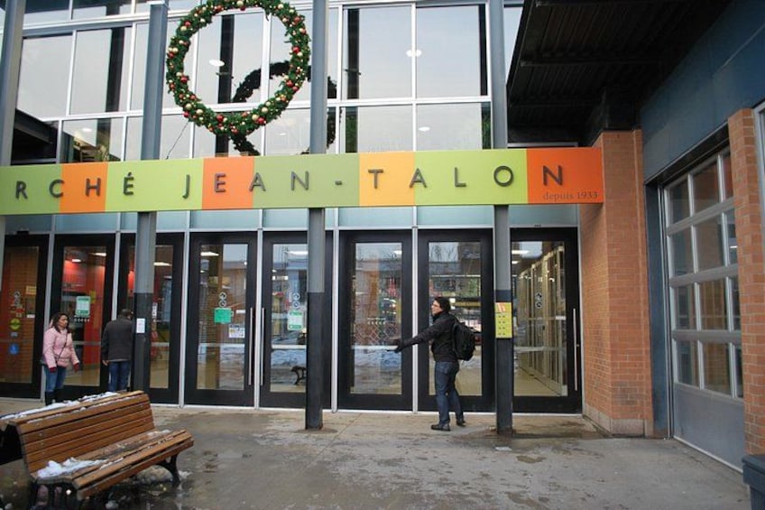 Fachada de una tienda con un letrero que dice 'RCHÉ JEAN-TALON' y un adorno navideño sobre la entrada. 5