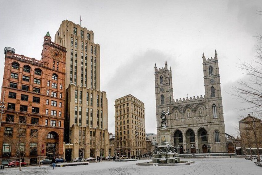 Un paysage urbain comprenant une église historique, un grand immeuble rouge et un gratte-ciel moderne. 3
