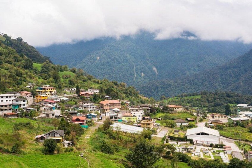 Un pueblo montañoso con casas y caminos. 5