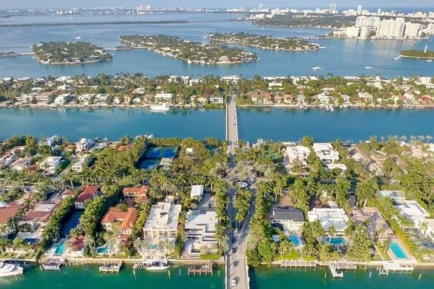 Une ville côtière avec un pont, un port de plaisance et des îles en arrière-plan. 5