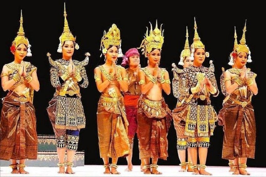 Dansers in traditionele kostuums treden op in een theater. 2