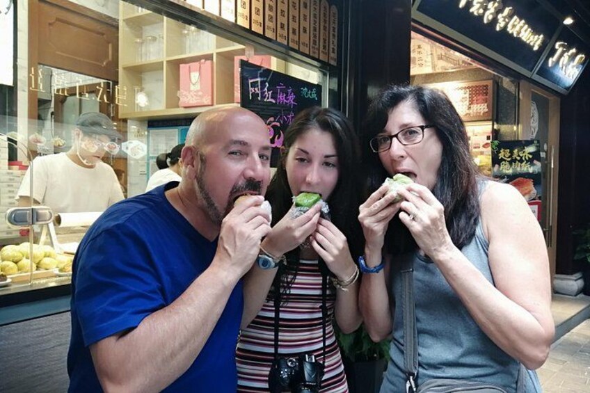 Guangzhou Night Walking and Food Tour: Led by Local Cantonese 1