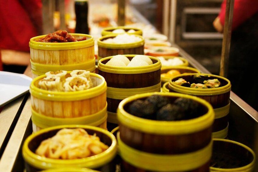 Guangzhou Night Walking and Food Tour: Led by Local Cantonese 4