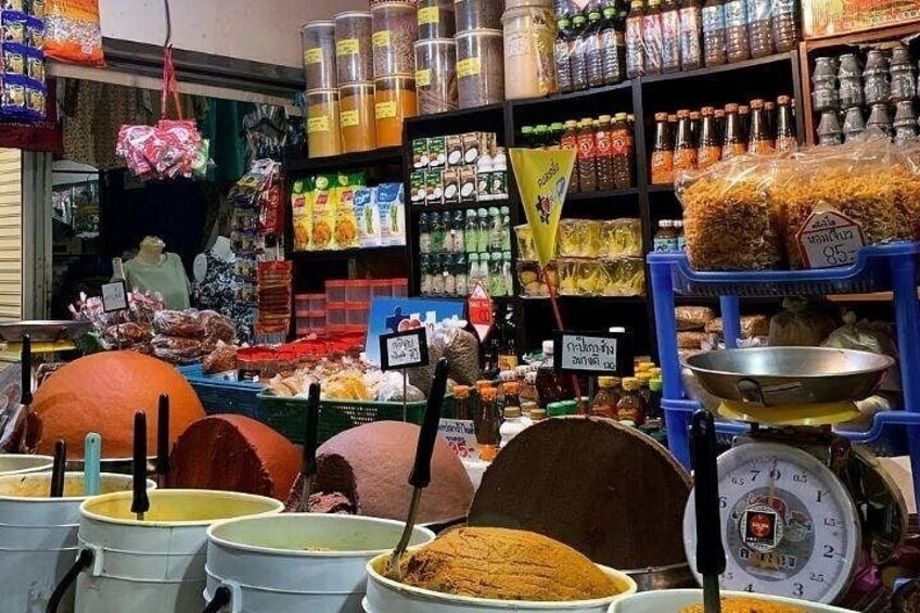 Checking out market food vendors and curry pastes 5