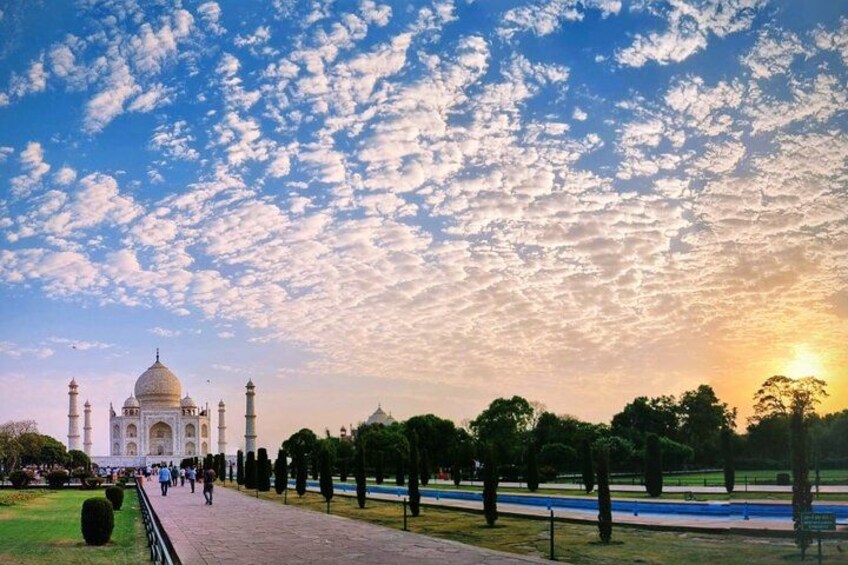 Le Taj Mahal, avec un ciel dégagé et un coucher de soleil. 1
