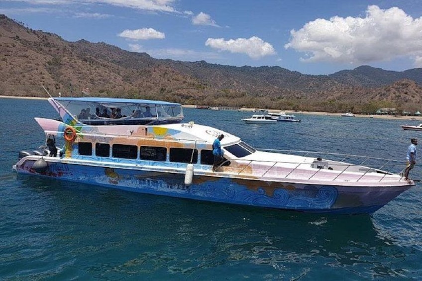 Un bote colorido en un lago tranquilo con montañas al fondo. 4