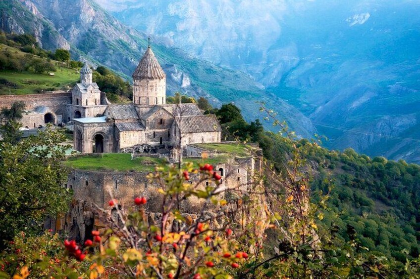 Un complesso di edifici storici con una cupola imponente, sullo sfondo di montagne. 2