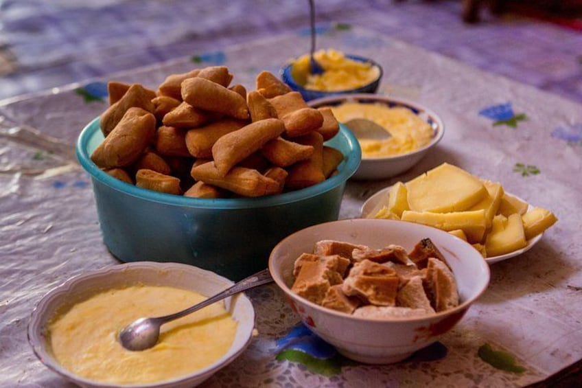 Ein Tisch mit Schüsseln voller Essen, darunter Chips, Käse und ein cremiger Dip. 3