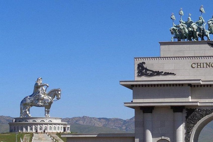 En statue af en person til hest, en bygning med ordet 'CHINA' på, og bjerge i baggrunden. 5