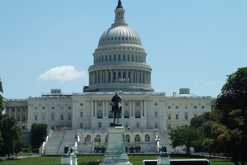 El edificio del Capitolio de los Estados Unidos con una estatua de un hombre al frente. 5