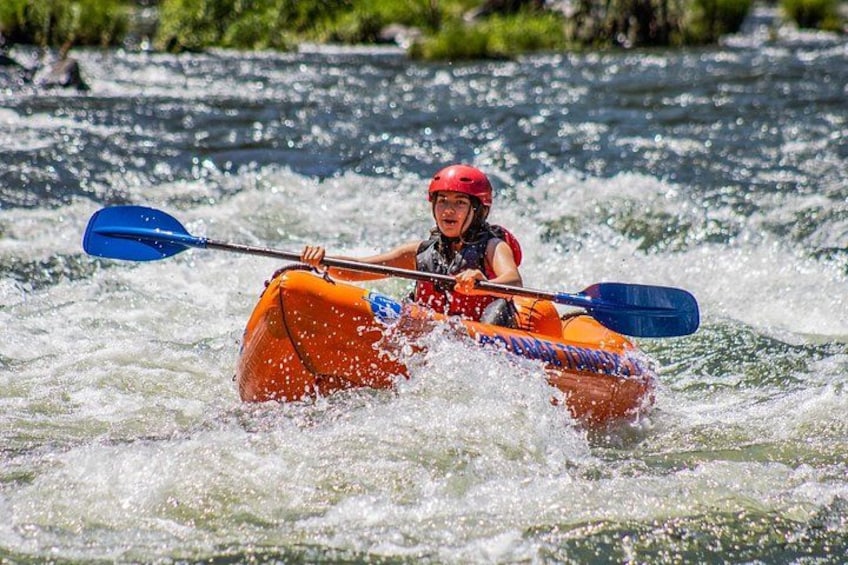 Una persona haciendo kayak en un río. 1