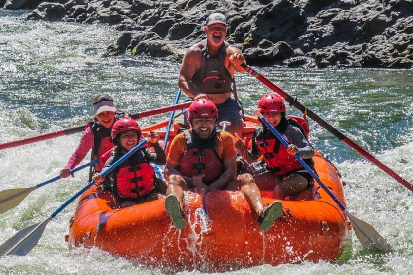 Un grupo de personas en una balsa naranja navegando por un río. 5