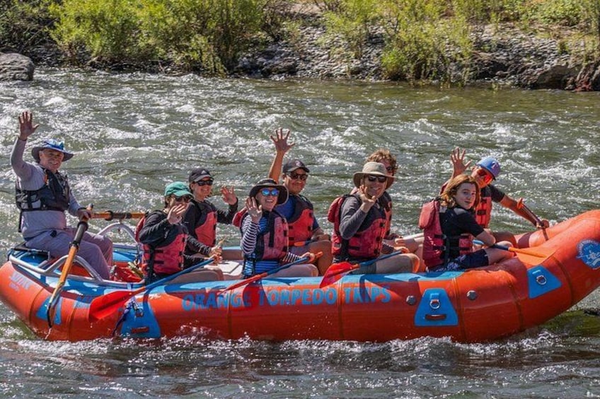 Un grupo de personas en una balsa naranja en un río. 3