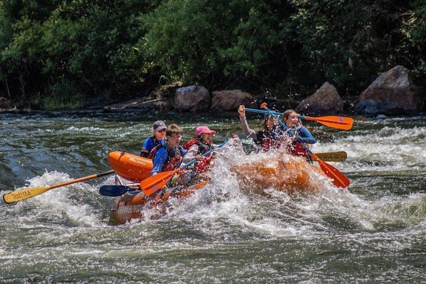 Un grupo de personas en balsas navegando un río. 2