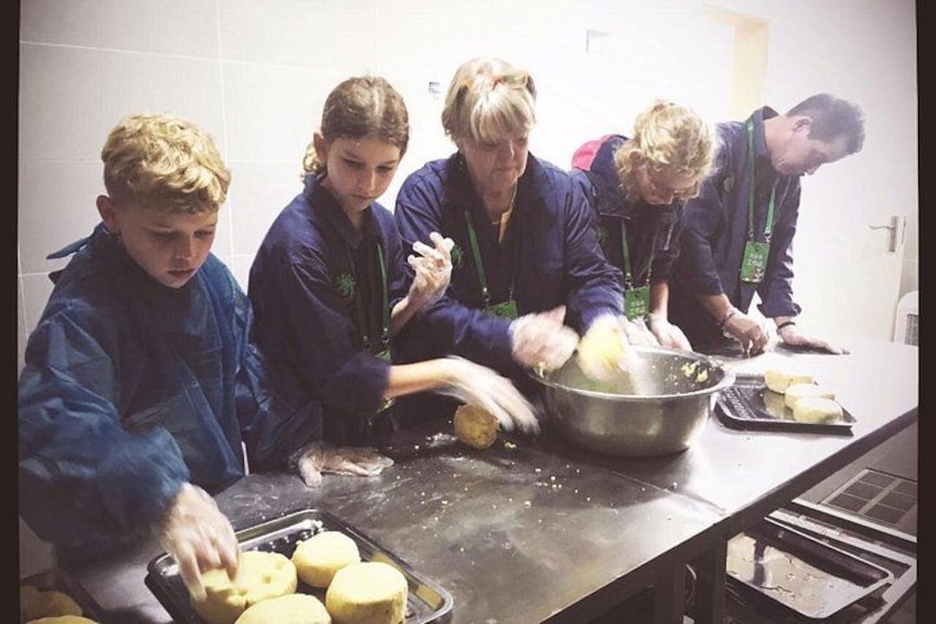 Personas preparando comida en una cocina. 4