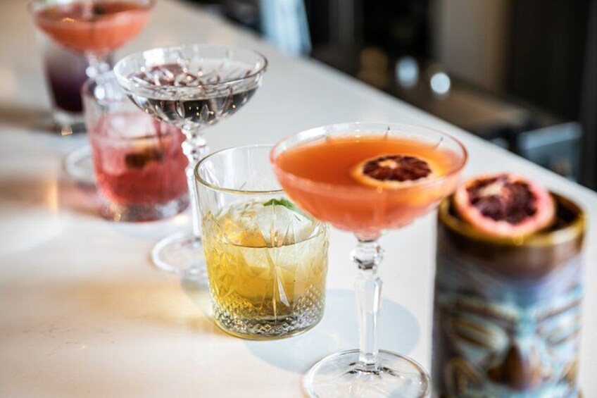 Verschiedene Cocktails in unterschiedlichen Gläsern auf einer Bar. 2