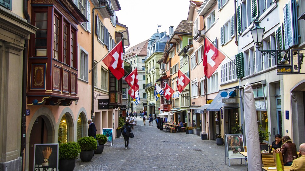 Best Introduction Tour of Zurich with a Local 5