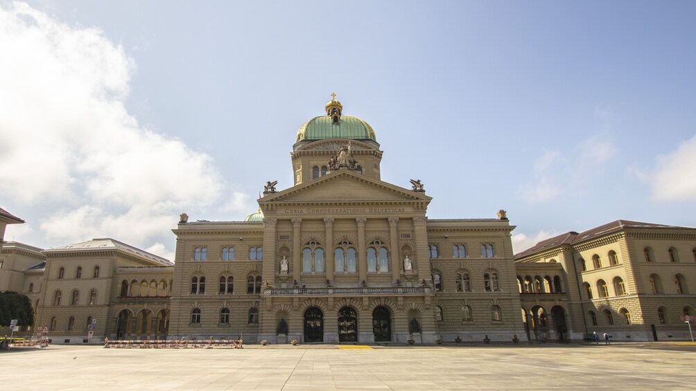 Un grand bâtiment historique, doté d’un dôme imposant et de statues. 4